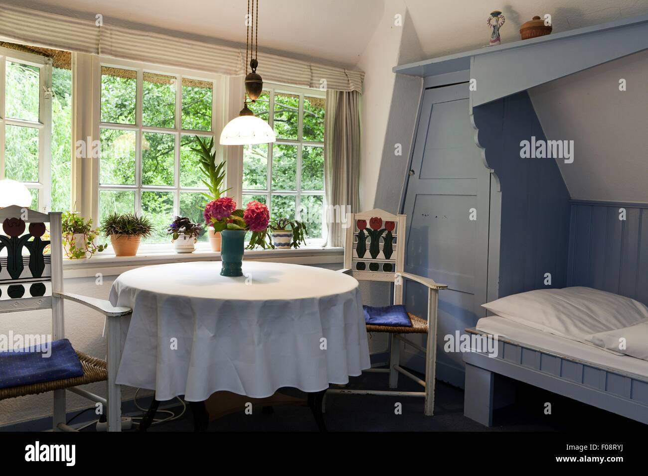 Intérieur de maison de retraite avec table et chaise, Worpswede, Allemagne Banque D'Images