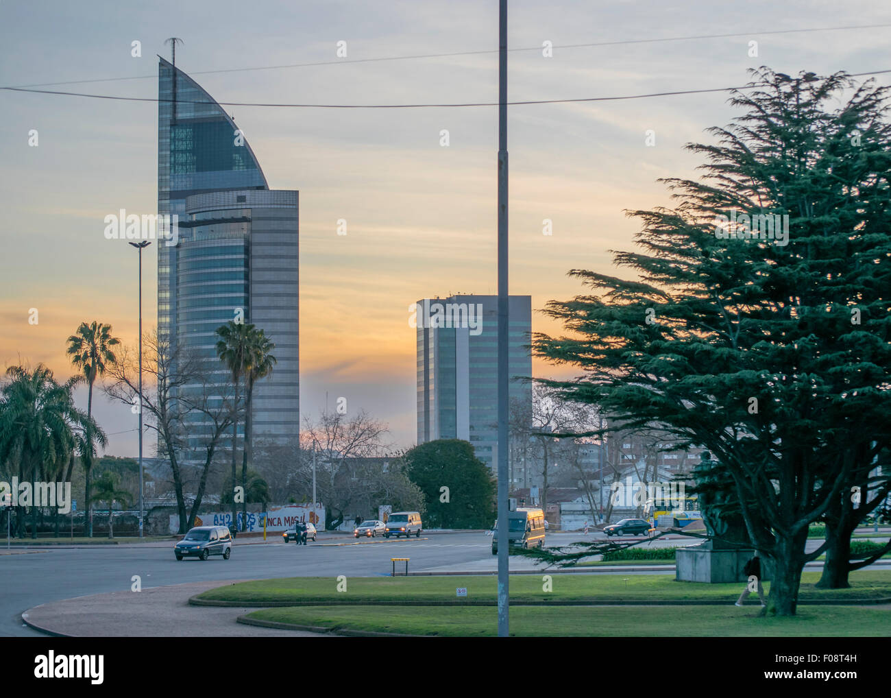 Belle vue au coucher du soleil de l'avenue, un parc et les bâtiments modernes au contexte de Montevideo, la capitale de l'Uruguay. Banque D'Images