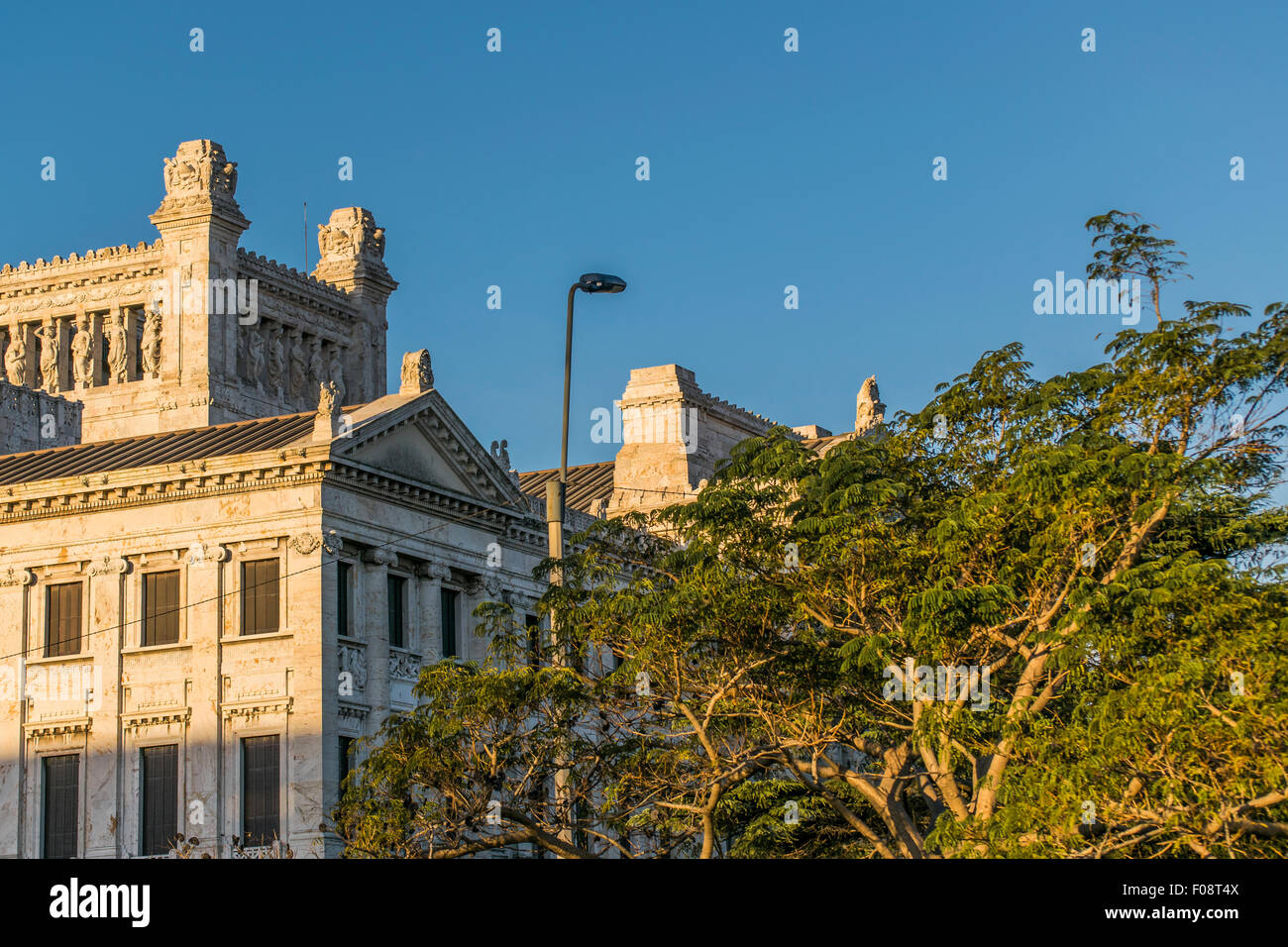 Low angle view of côté supérieur de style néoclassique monument palais législatif de l'Uruguay, situé dans la capitale Montevideo Banque D'Images