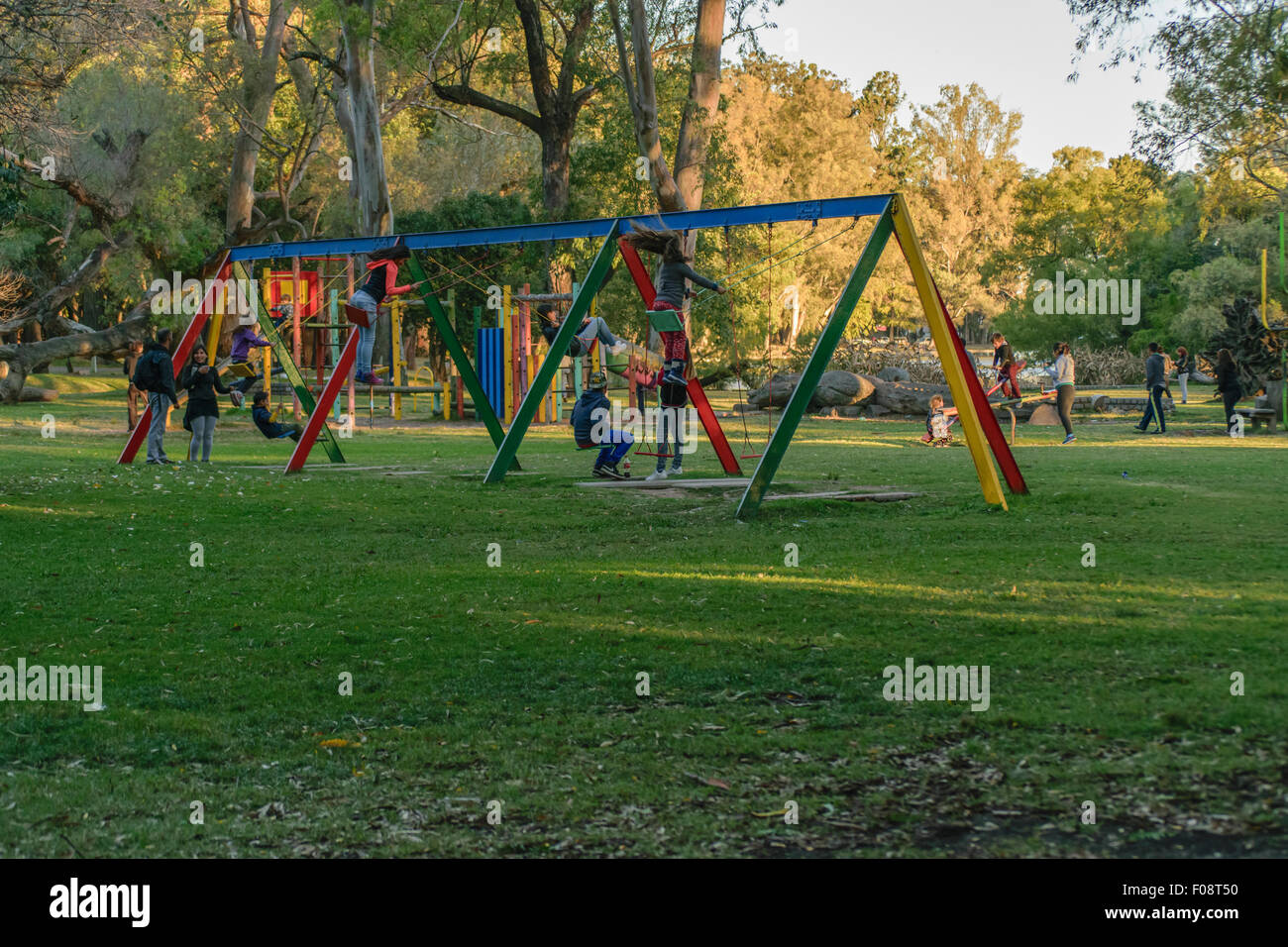 MONTEVIDEO, URUGUAY, Mai - 2015 - Les enfants d'avoir un bon temps à jouer à des jeux pour enfants dans une journée ensoleillée au parc dans la ville de Monte Banque D'Images