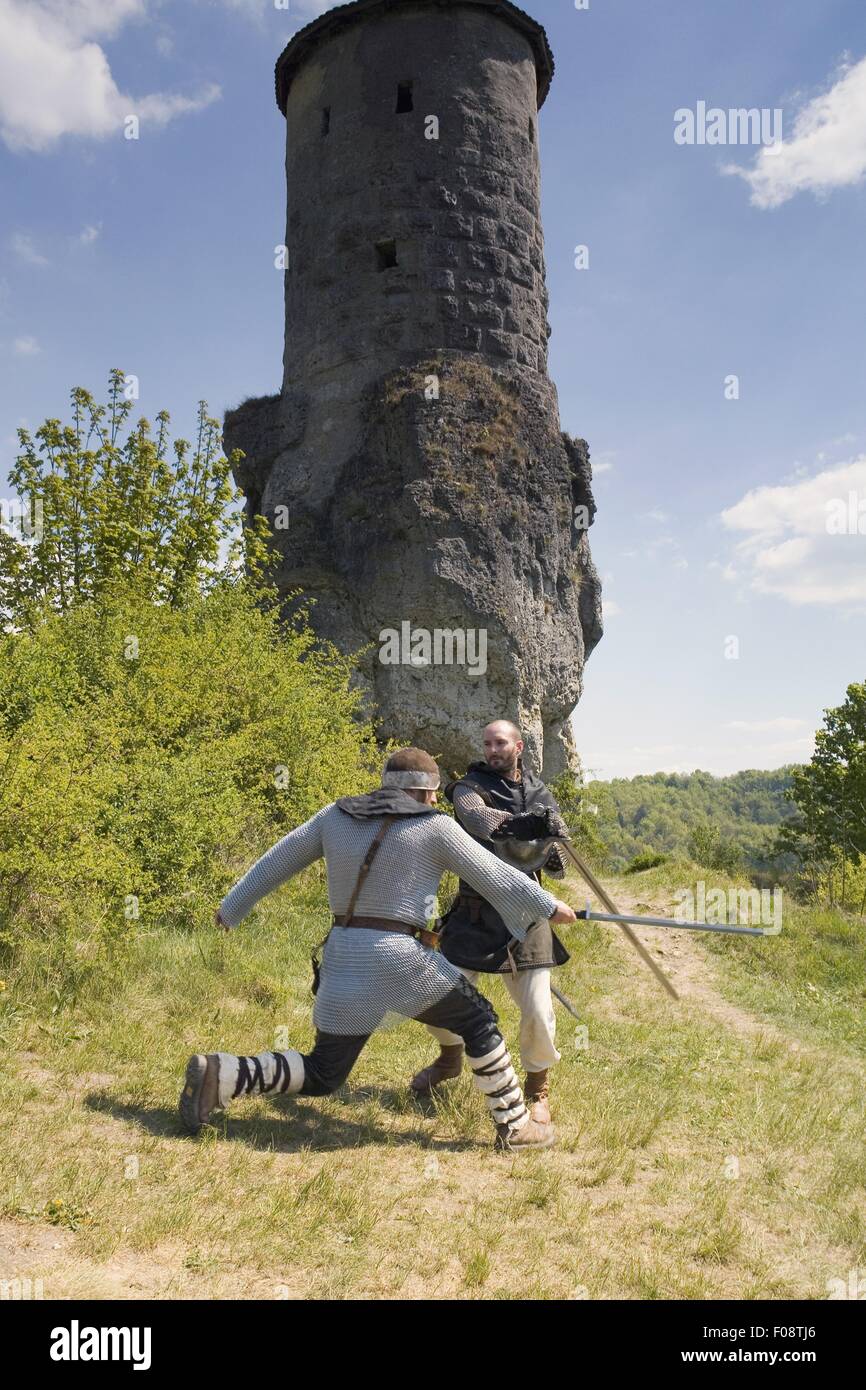 Deux chevaliers en face de petite tour en Suisse franconienne, Bavière, Allemagne Banque D'Images