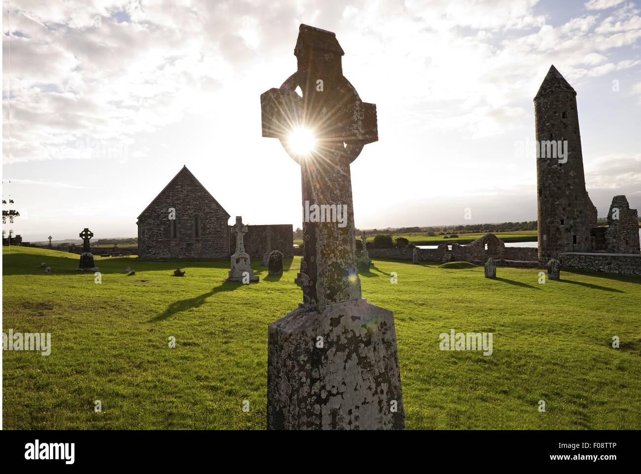 Ruines du monastère de Clonmacnoise, County Offaly, Irlande, UK Banque D'Images