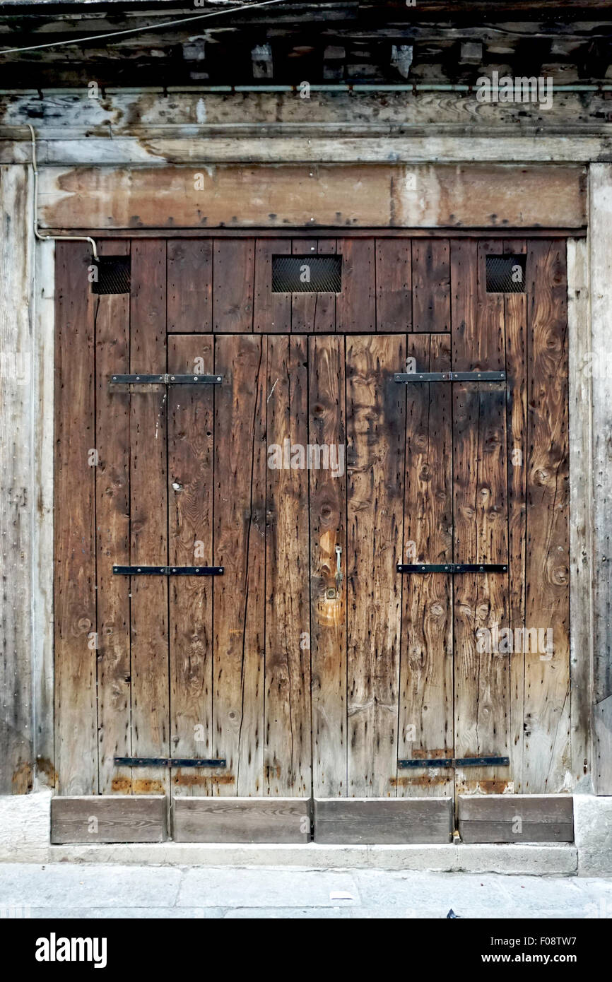 Vieille porte en bois, la construction de maisons à Venise, Italie Banque D'Images