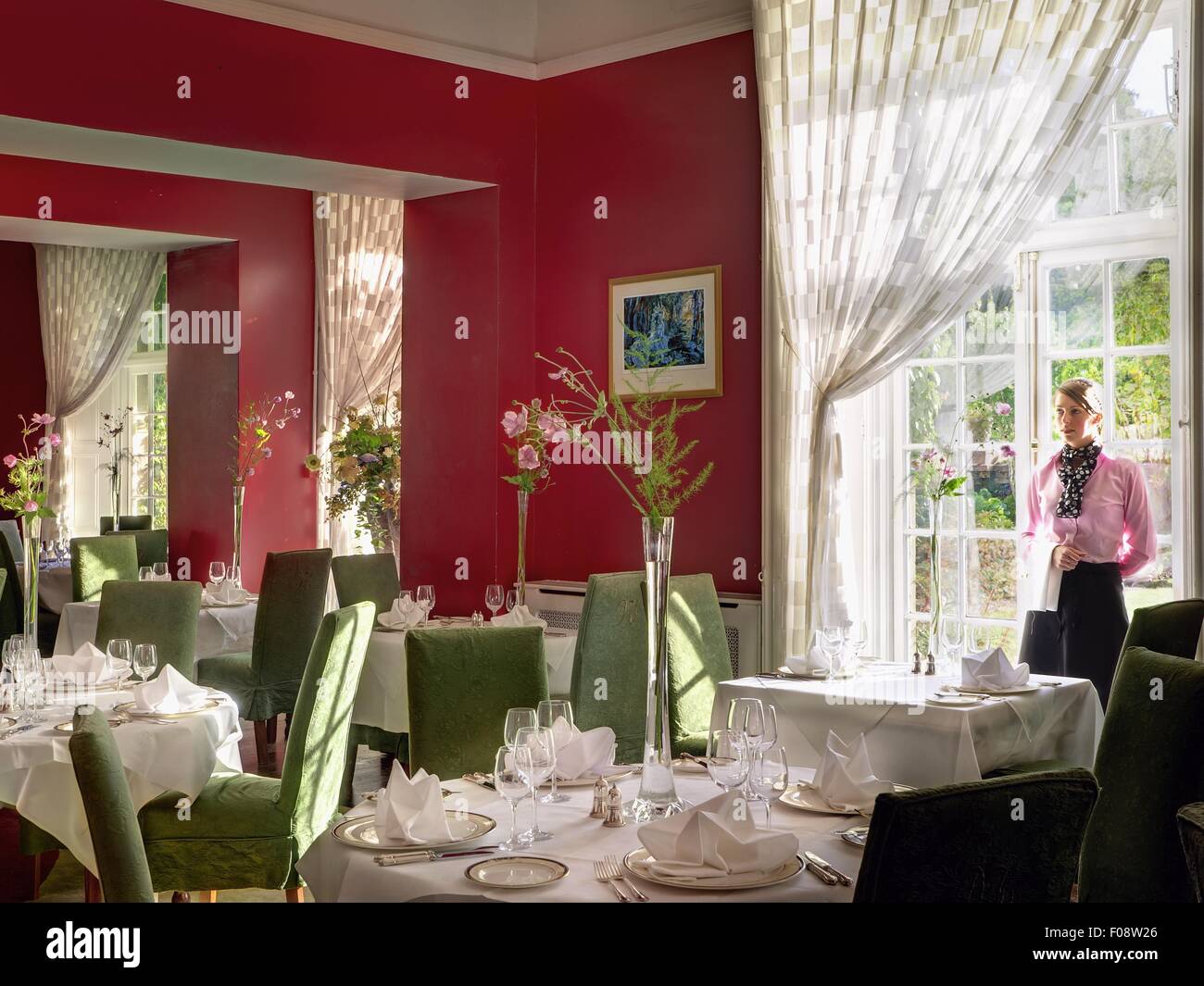 Serveuse dans Dunbrody Country House Hotel, Arthurstown, Irlande Banque D'Images