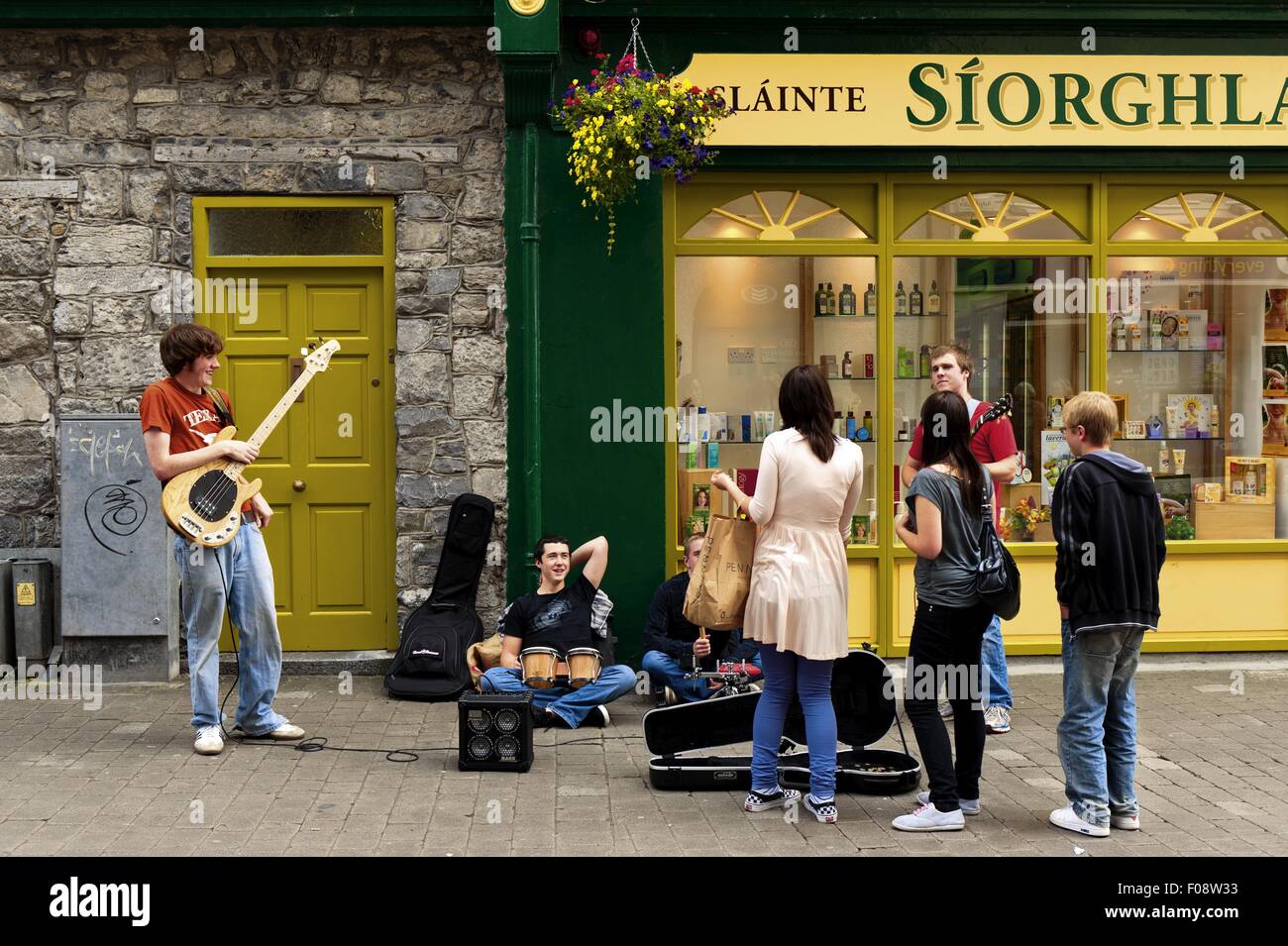 Les musiciens et les gens sur la rue de Galway, Irlande Banque D'Images