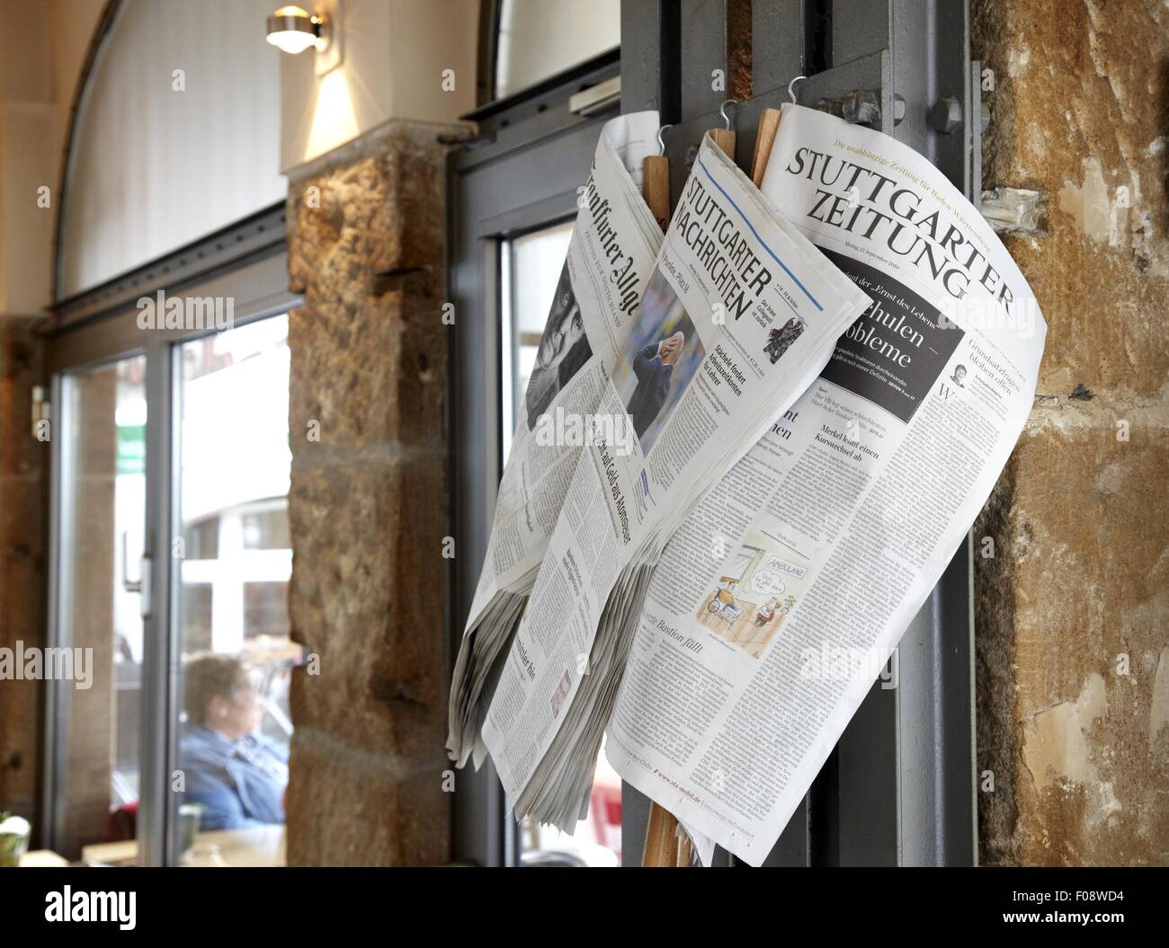 Journaux accroché sur mur de Deli restaurant dans la vieille ville de Stuttgart, Allemagne Banque D'Images