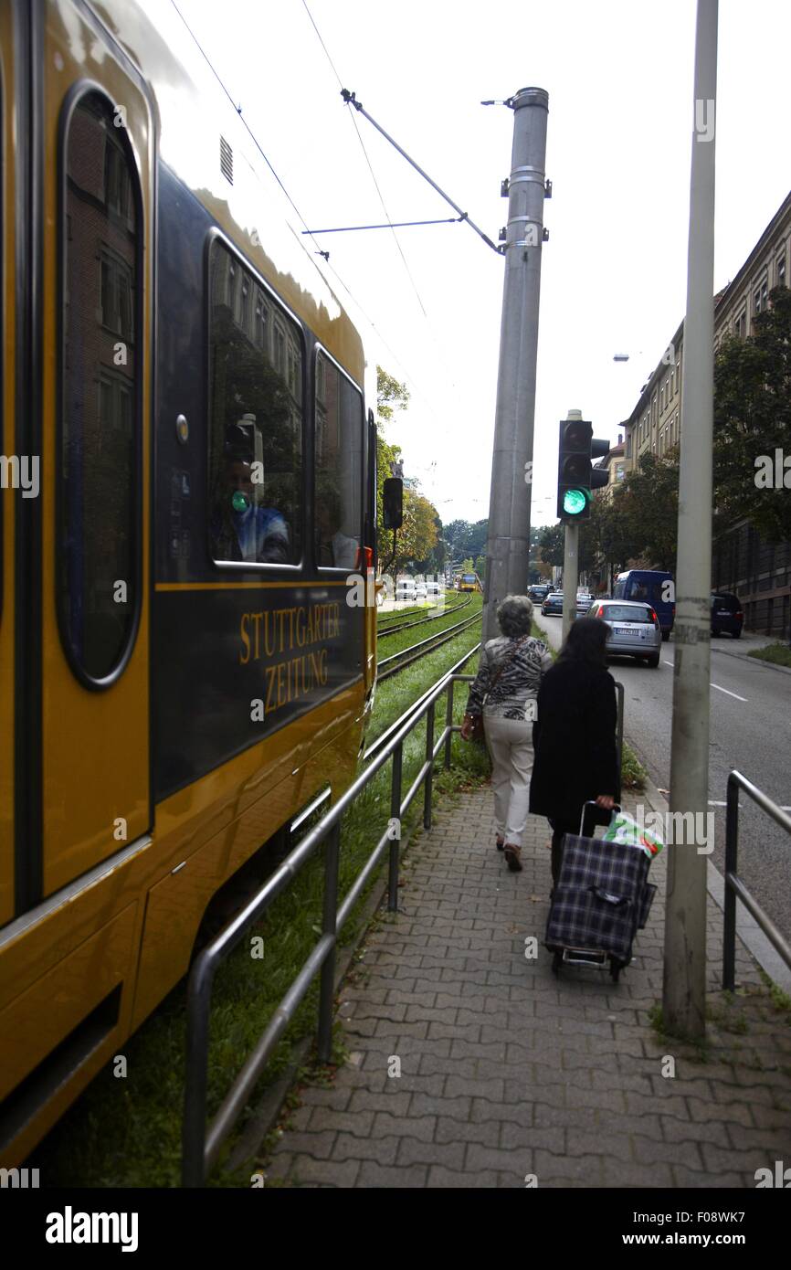 Deux femmes marchant sur la route à côté de Tramway à Stuttgart, Allemagne Banque D'Images