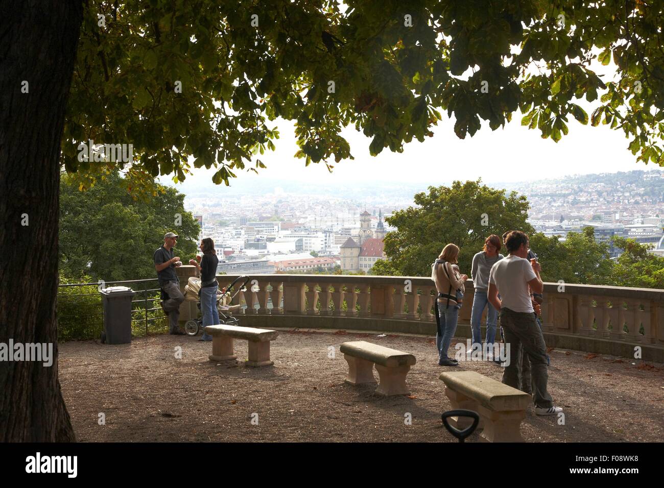 Vue de la ville de Stuttgart surplombant les touristes debout sur Eugensplatz, Allemagne Banque D'Images