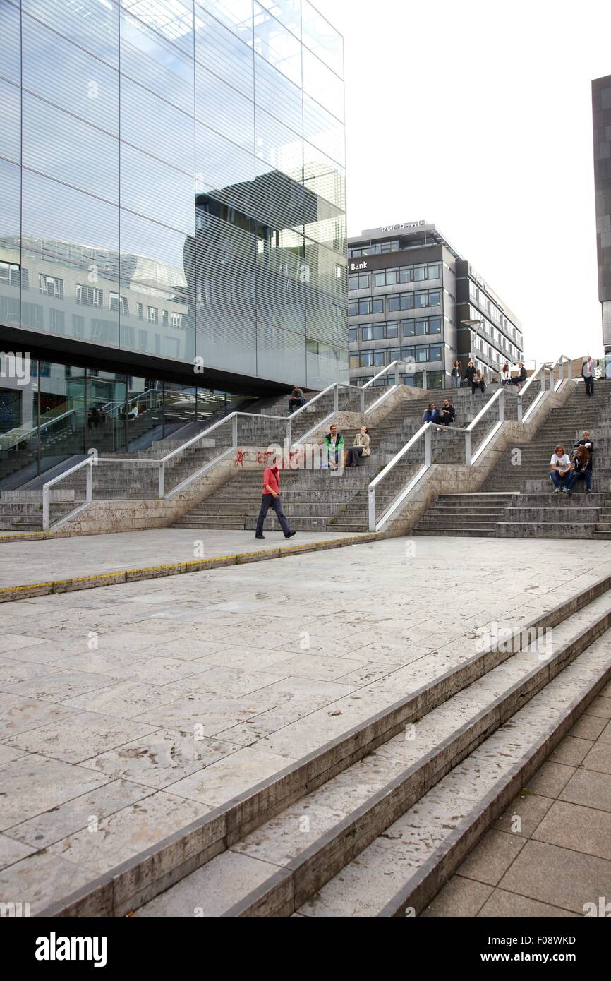 Homme assis sur l'escalier près de Musée des beaux-arts de Stuttgart, Bade-Wurtemberg, Allemagne Banque D'Images