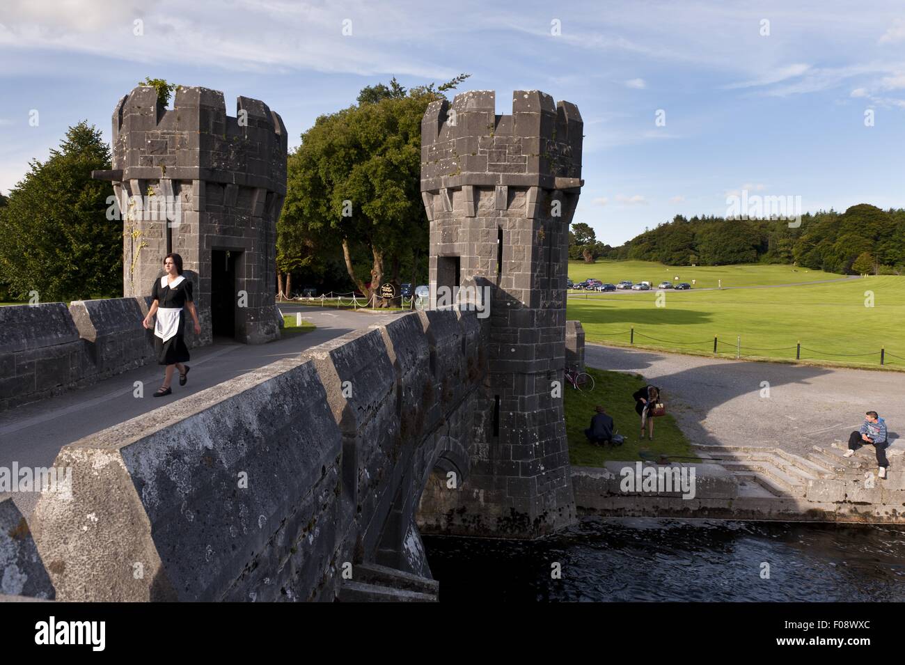Voir d'Ashford Castle et la chaussée avec jardin, Irlande, UK Banque D'Images