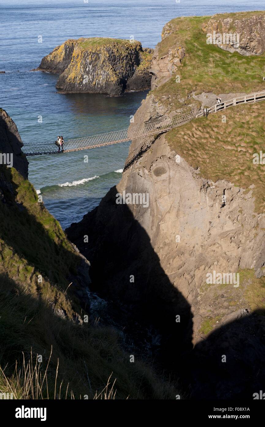 Voir des gens à Carrick-a-Rede, d'Antrim, en Irlande, UK Banque D'Images