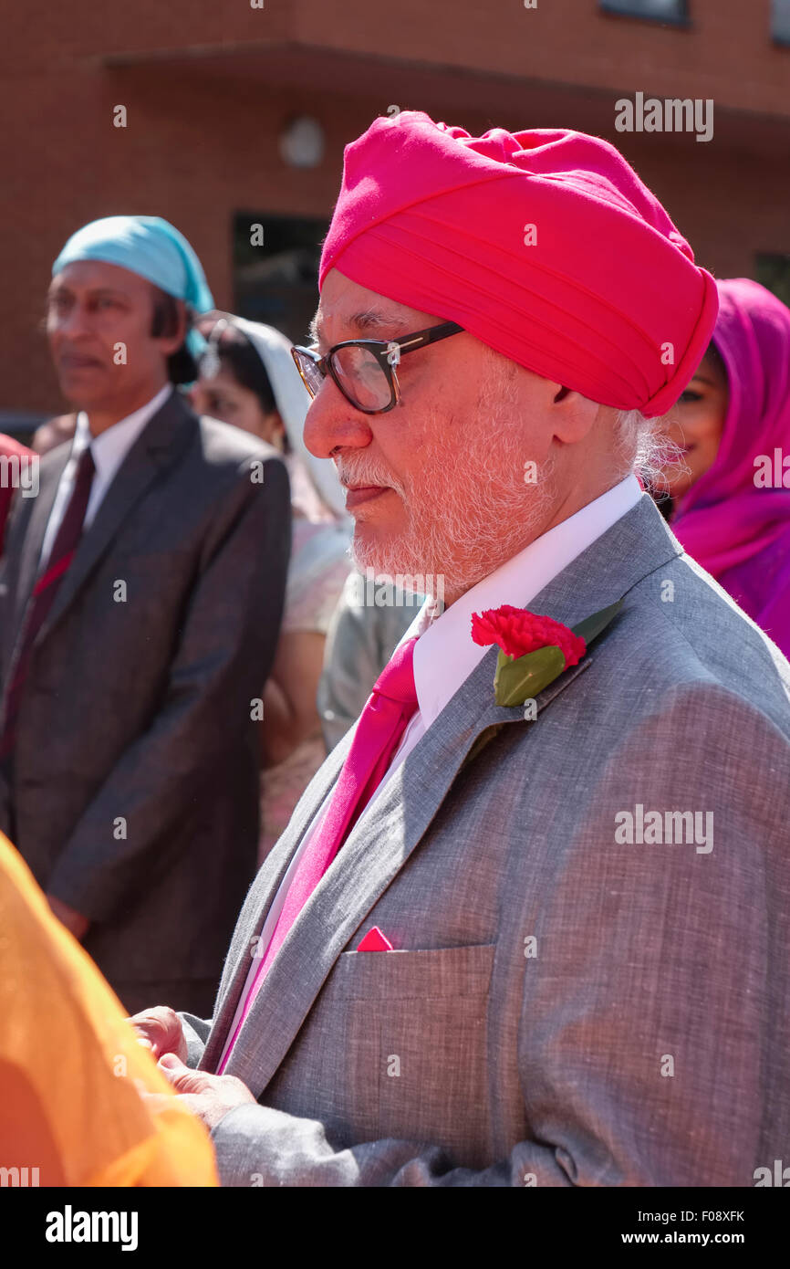 Homme Sikh Gurdwara attendre dehors avant la cérémonie de mariage traditionnelle Banque D'Images