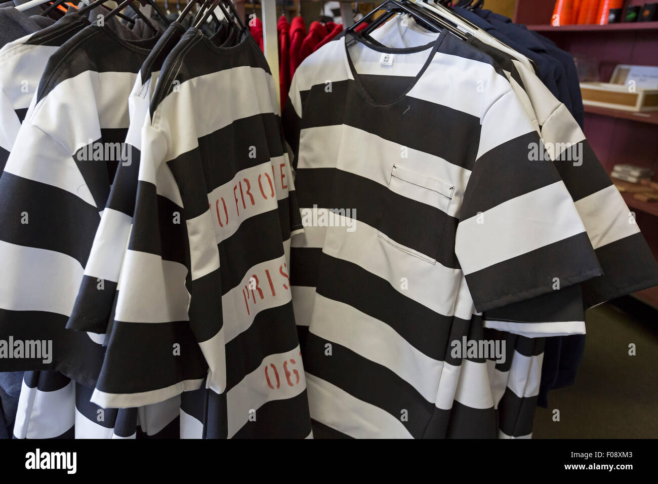 Rawlins, Wyoming - uniformes de prison en vente à la boutique de l'ancien pénitencier de l'État du Wyoming. La prison fermée en 1981 Banque D'Images