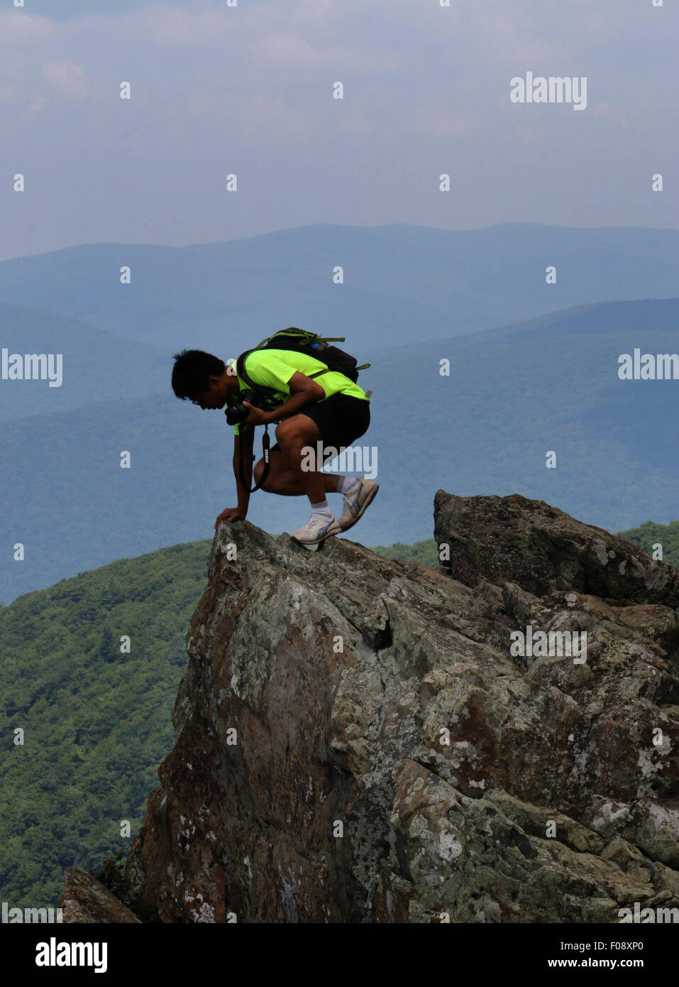 Les randonneurs sur les roches à Shenandoah National Park, Blue Ridge Mountains, Virginie Banque D'Images