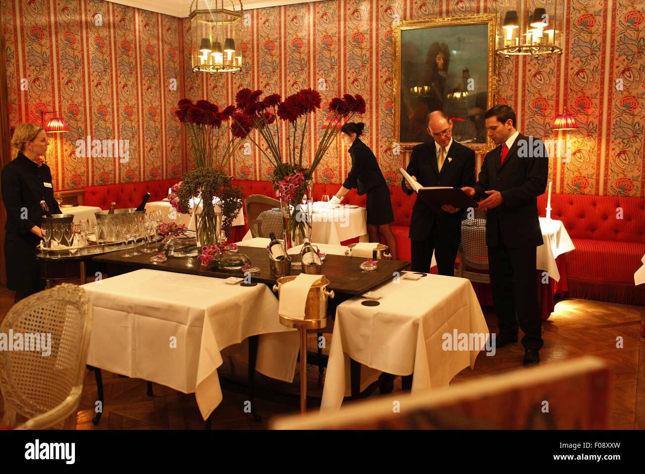 Définition du personnel de salle à manger dans l'hôtel, France Photo Stock  - Alamy