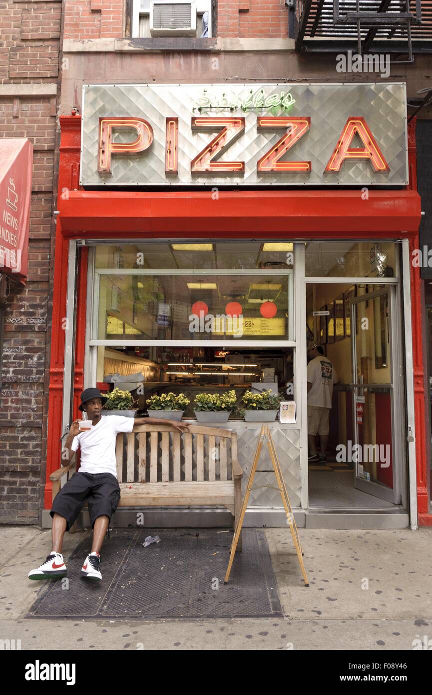 L'homme à l'extérieur de détente Pizza shop à New York, USA Photo Stock -  Alamy