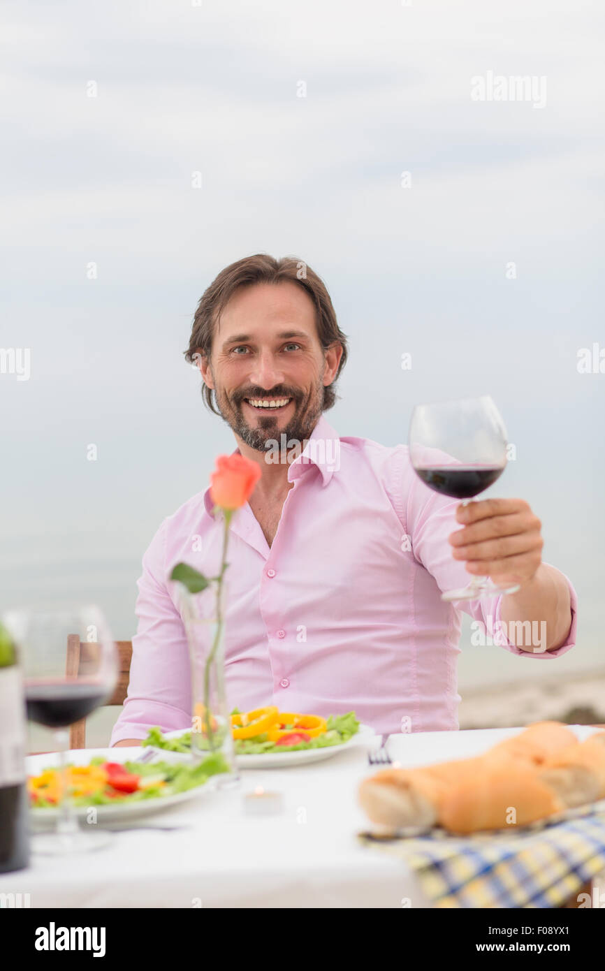 Handsome man drinking wine Banque D'Images