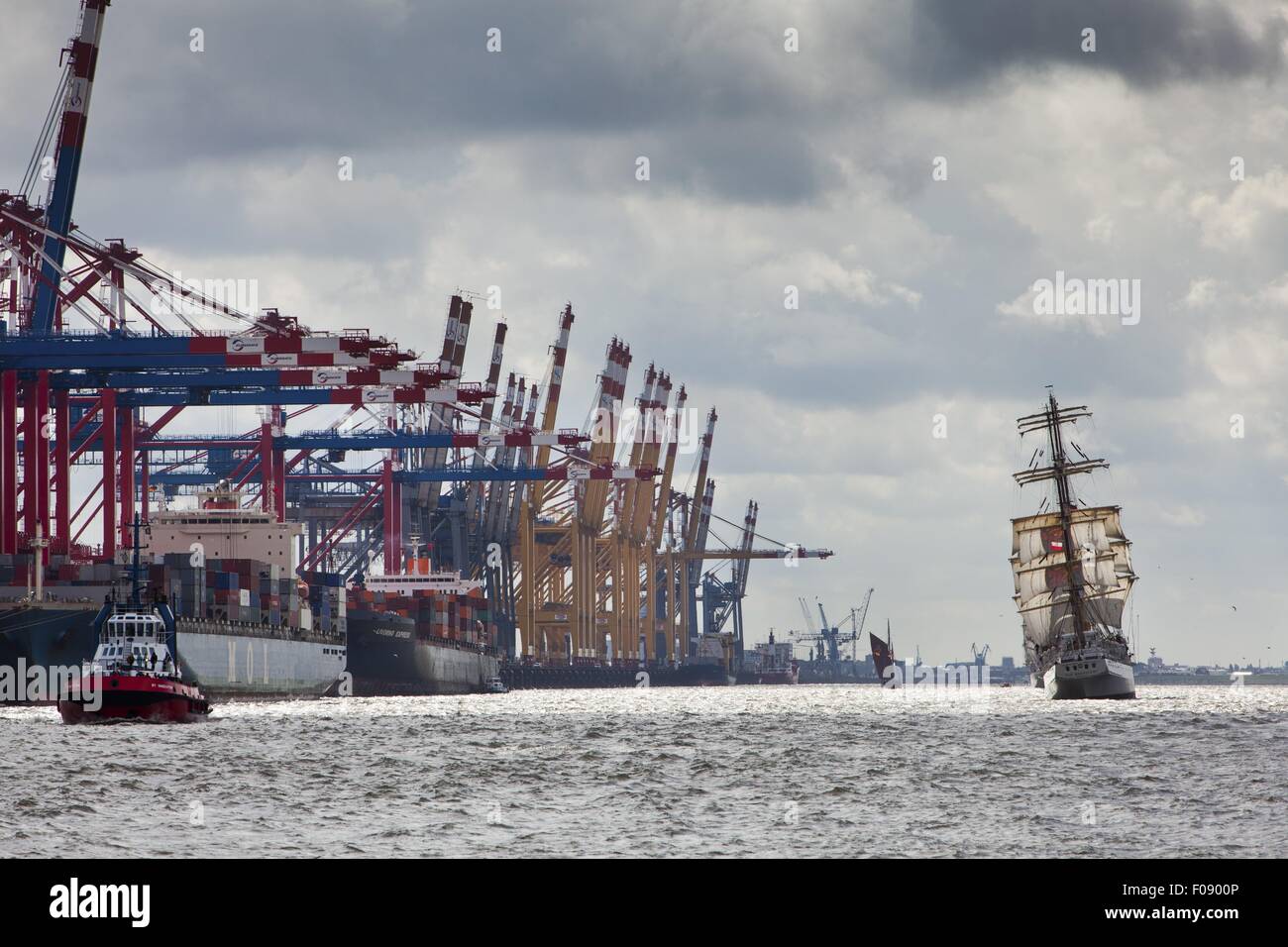 Gorch Fock avec les conteneurs de fret et la grue dans le port de Bremerhaven, Brême, Allemagne Banque D'Images