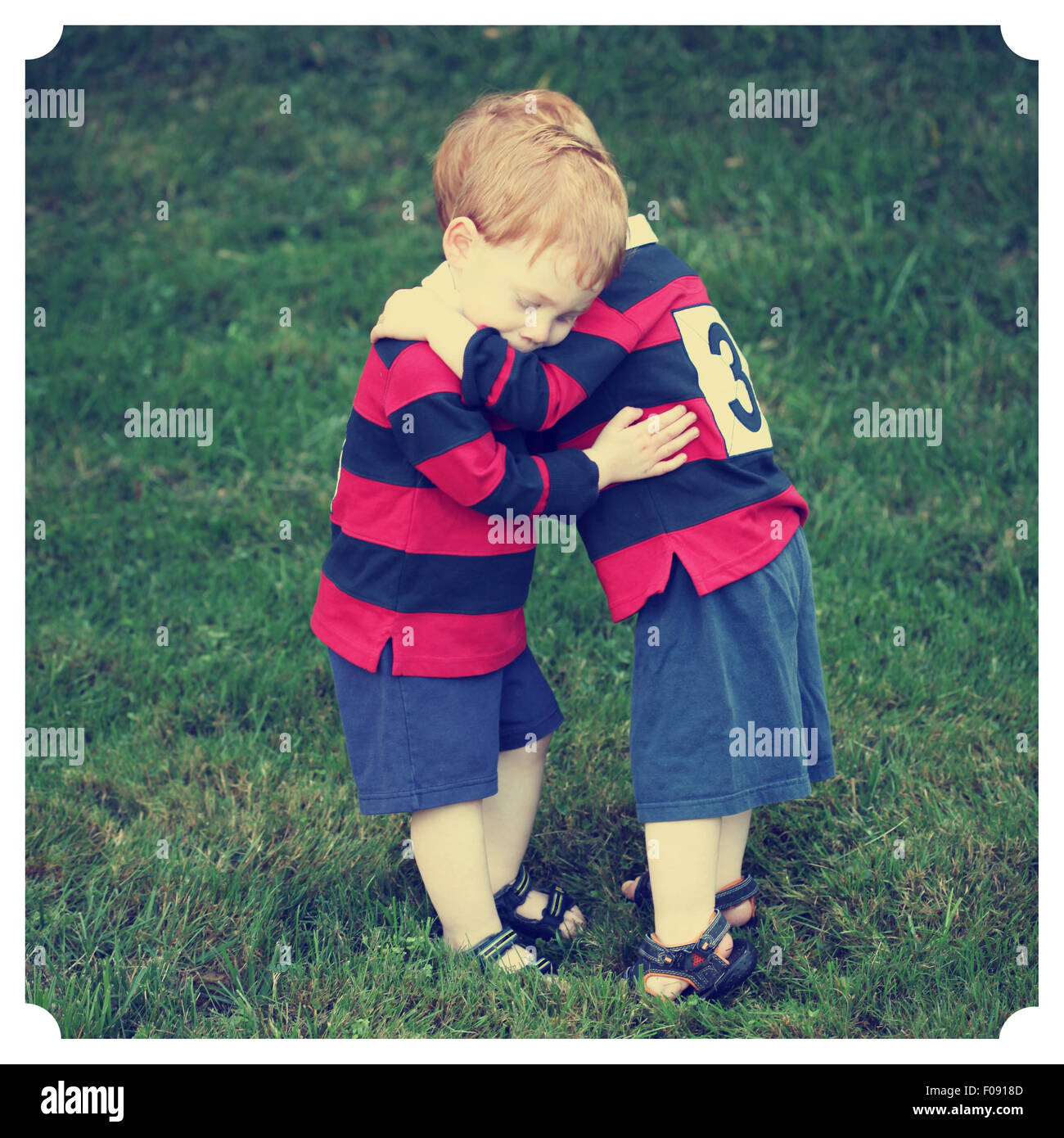 Lits bébé garçon vêtements rugby en serrant avec filtre effet Instagram Banque D'Images
