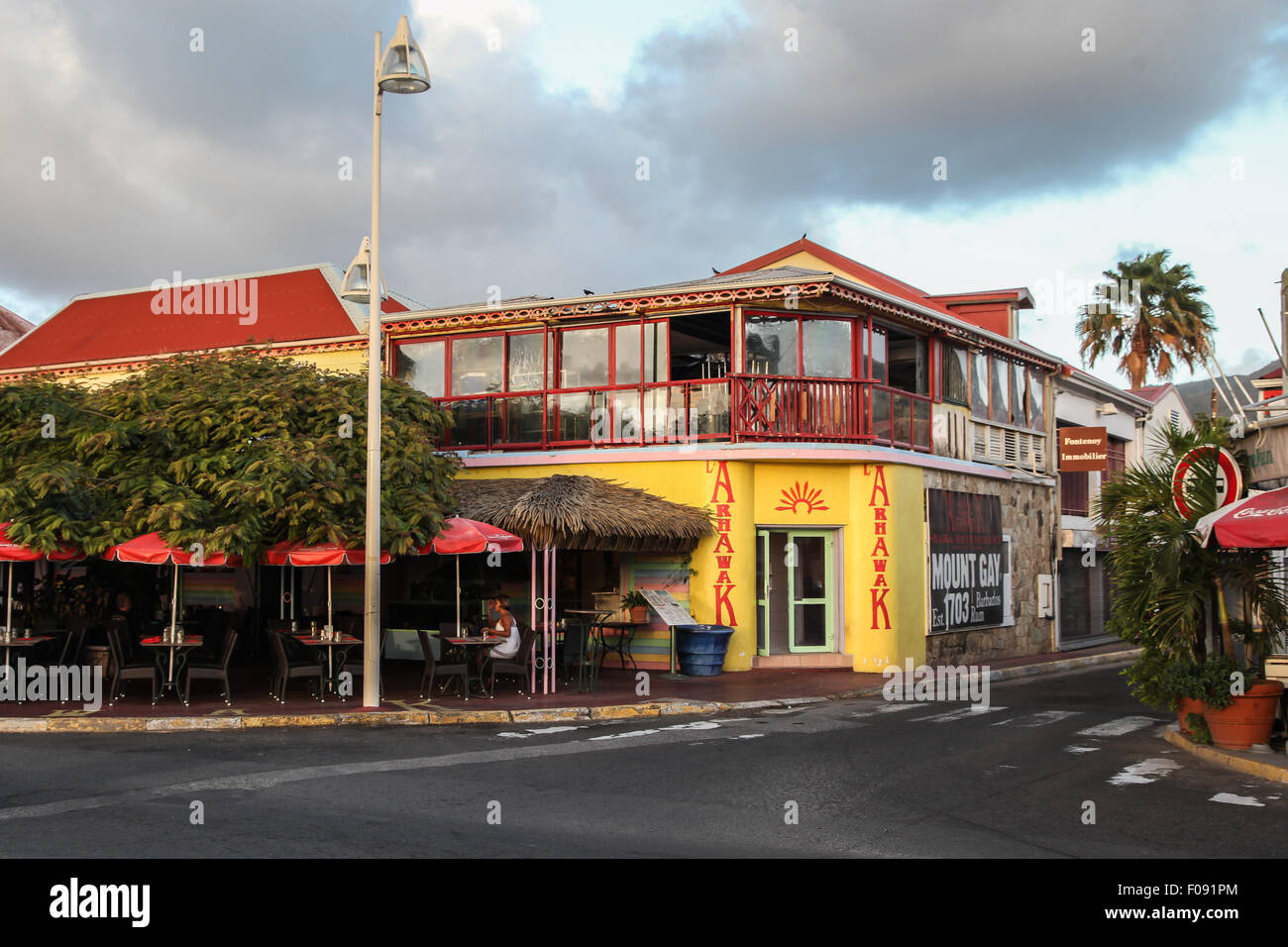 Marigot, Saint Martin, Sint Maarten. 31 juillet, 2015. Street view avec restaurant à Marigot, vu à Marigot , St.La Martre. Banque D'Images
