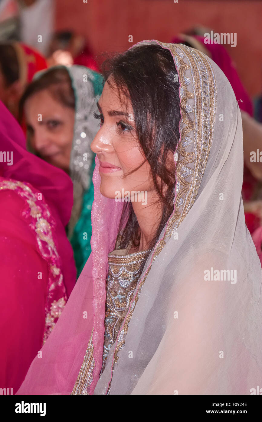 Jeune femme invitée de cérémonie de mariage sikh Banque D'Images