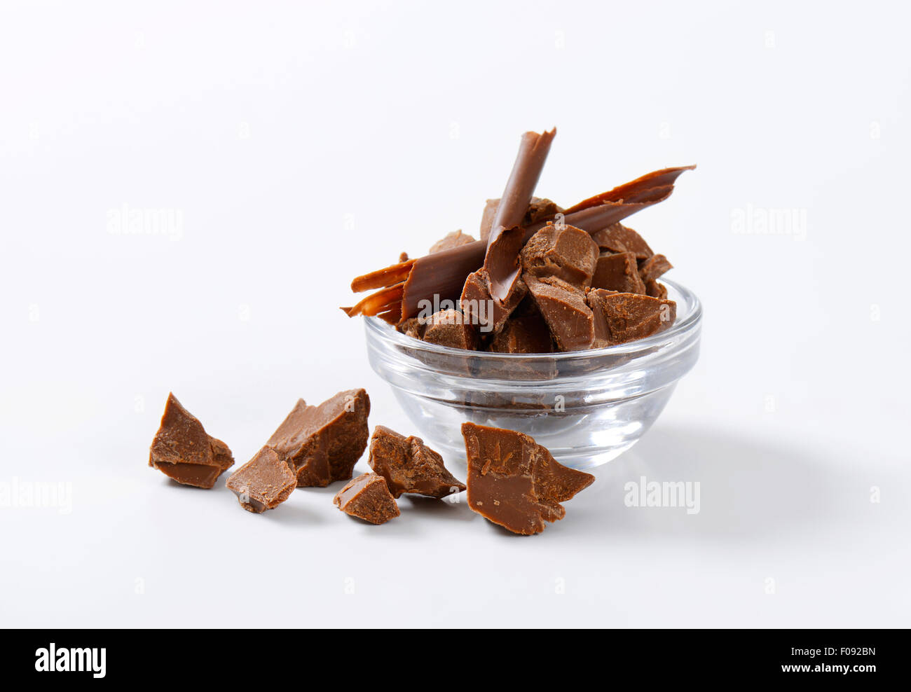 Morceaux de chocolat au lait au bol en verre Banque D'Images