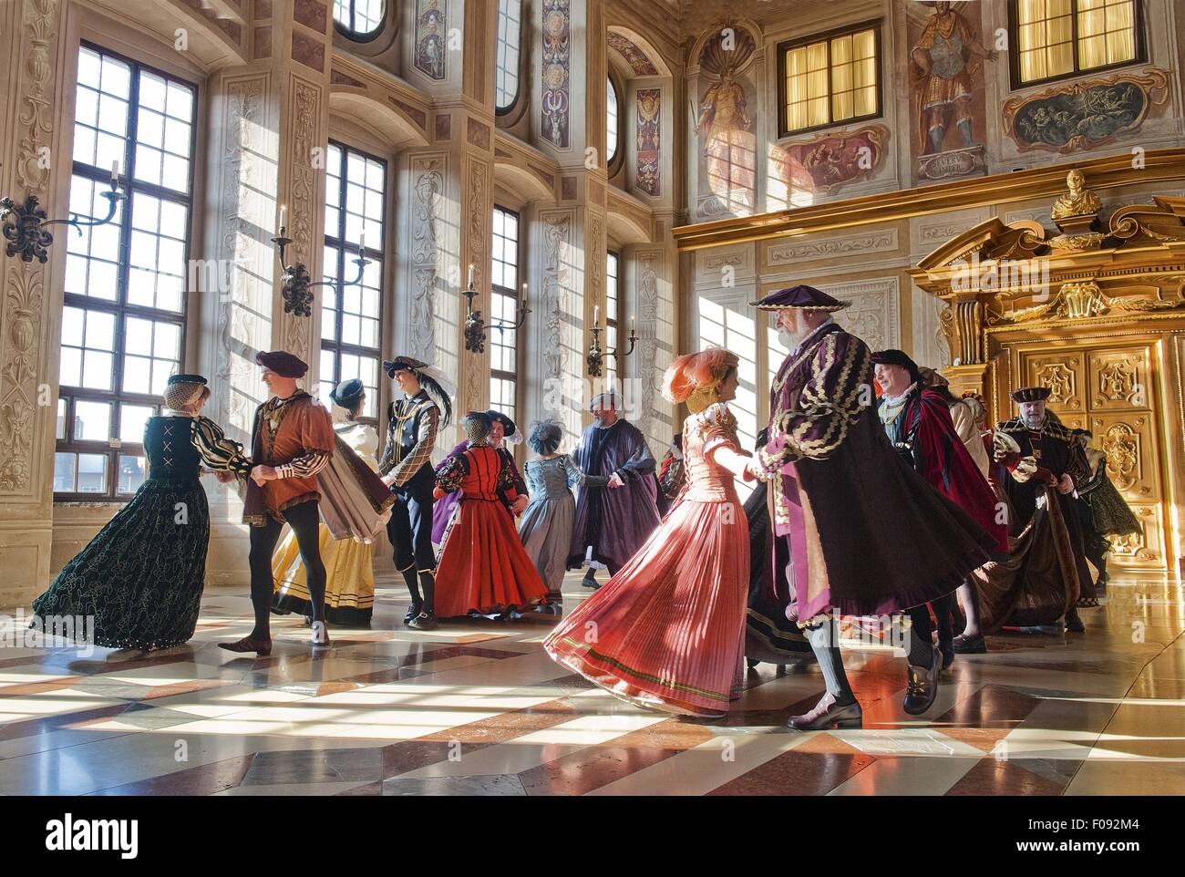 Les couples danser dans Golden Hall à l'Hôtel de Ville, Augsbourg, Bavière, Allemagne Banque D'Images