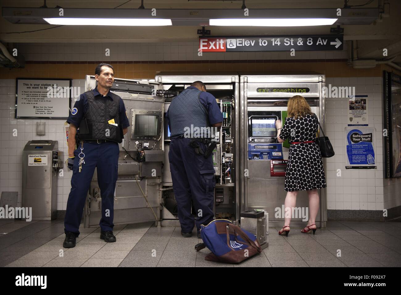 La réparation des employés de métro ticket machine, New York Banque D'Images