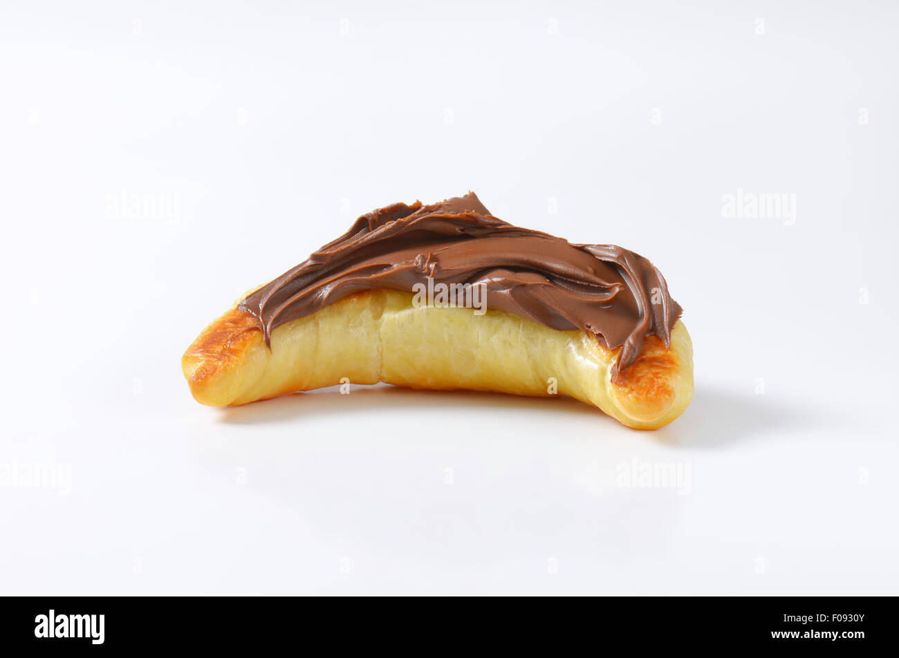 Croissant au Beurre au chocolat garni de propagation Banque D'Images