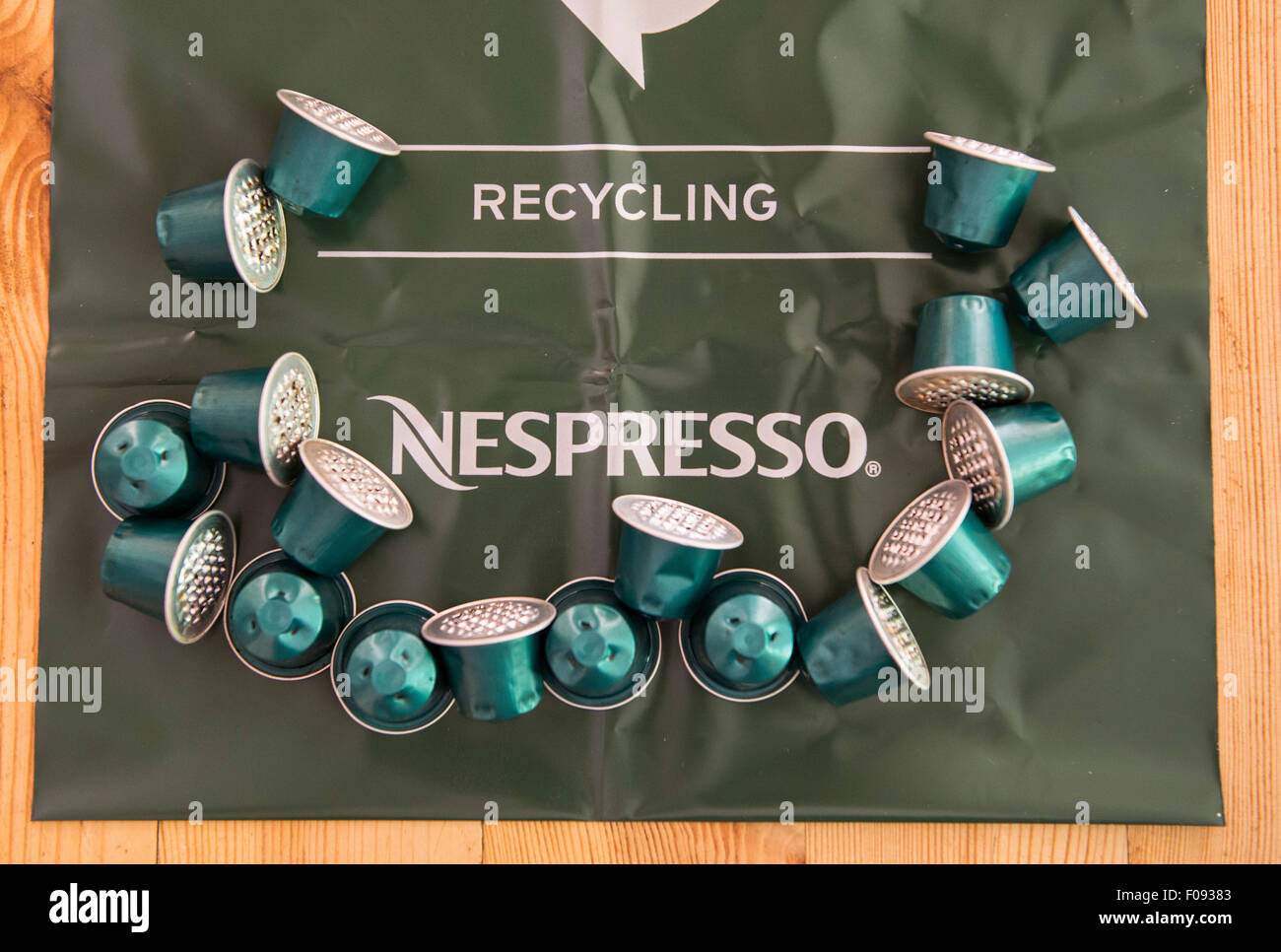 Des capsules de café Nespresso sur un sac de recyclage Nespresso Banque D'Images