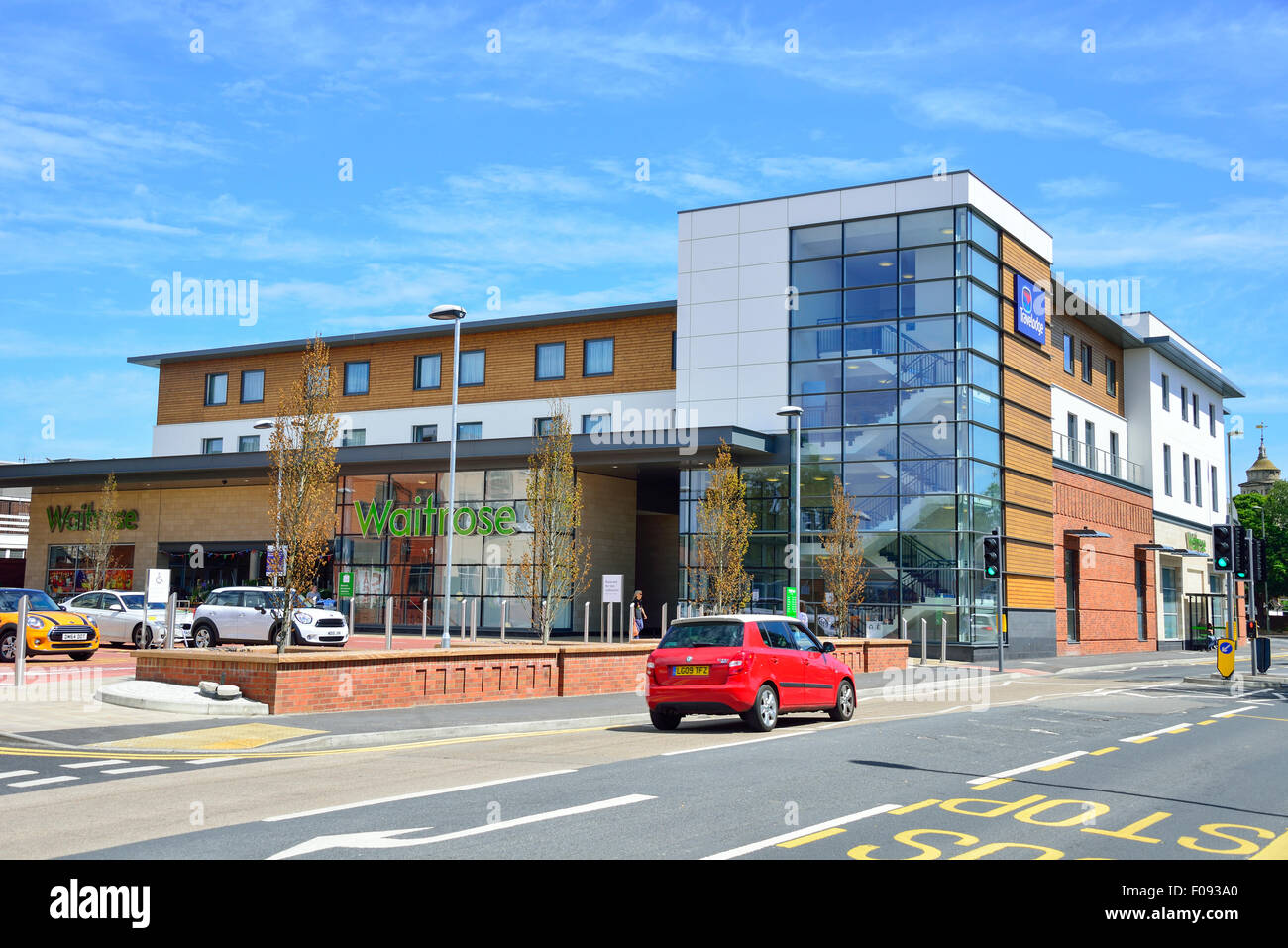 Supermarché Waitrose et Travelodge Hotel, Church Road, Egham, Surrey, Angleterre, Royaume-Uni Banque D'Images