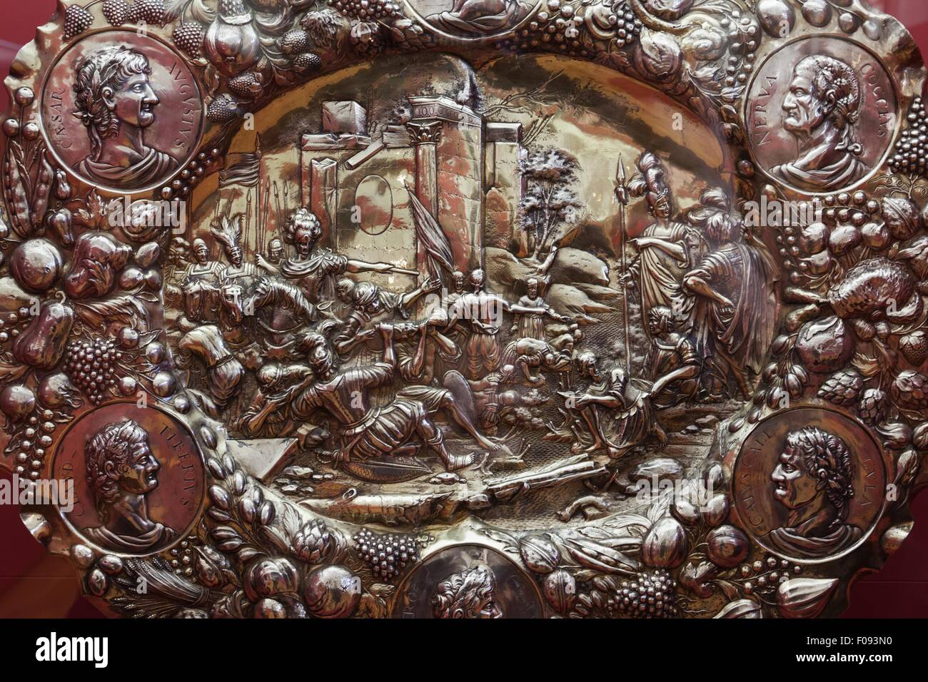 Close-up of ceremonial plaque d'argent au Musée Maximilian à Augsbourg, Bavière, Allemagne Banque D'Images