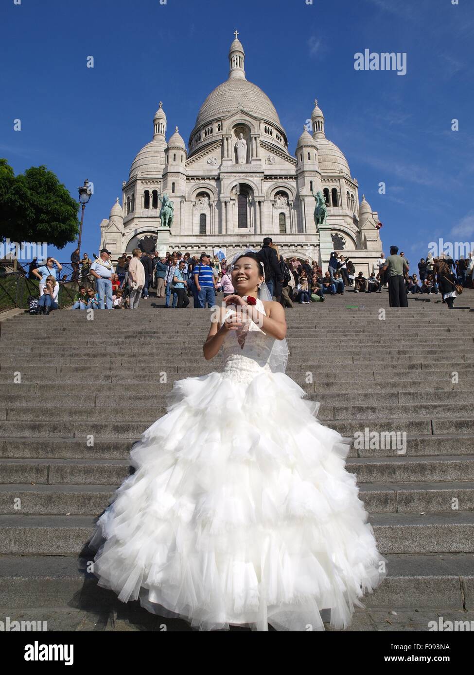 Femme en robe de mariée l'article sur les marches du Sacré Cœur à Paris, France Banque D'Images