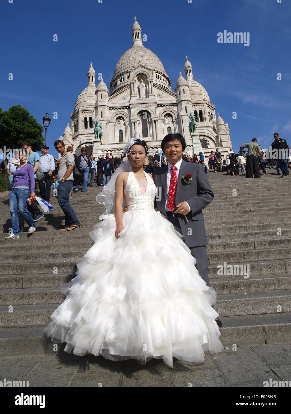 Couple de mariage pas du Sacré Cœur à Paris, France Banque D'Images
