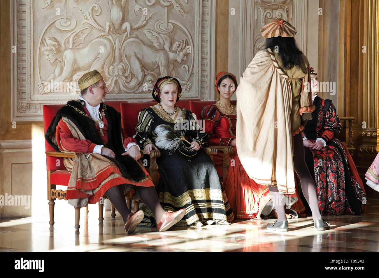 Les gens en costume traditionnel assis dans Golden Hall à Augsbourg, Bavière, Allemagne Banque D'Images