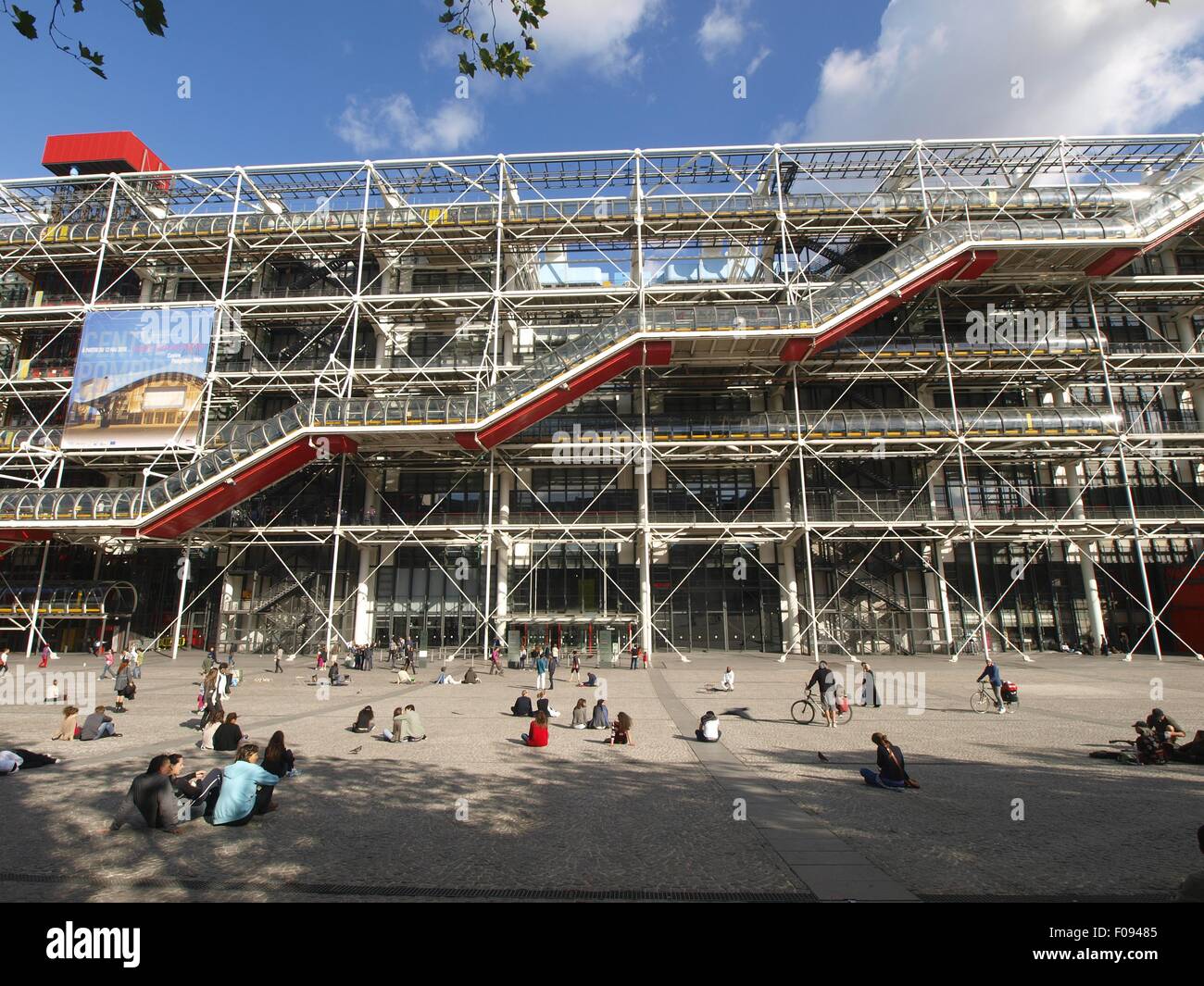 Les gens assis à l'extérieur de la bibliothèque du Centre Georges Pompidou  à Paris, France Photo Stock - Alamy