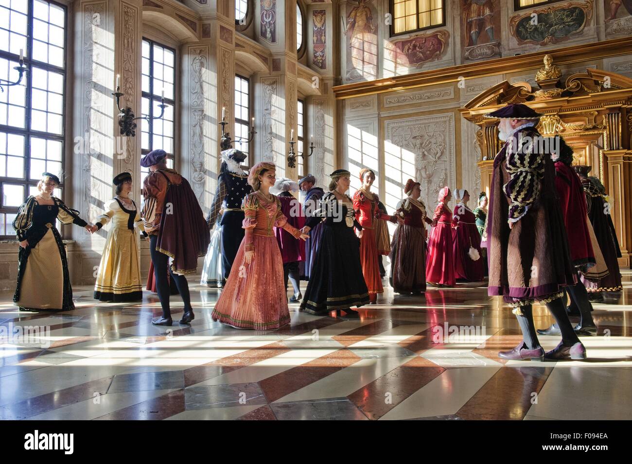 Les couples danser dans Golden Hall à l'Hôtel de Ville, Augsbourg, Bavière, Allemagne Banque D'Images