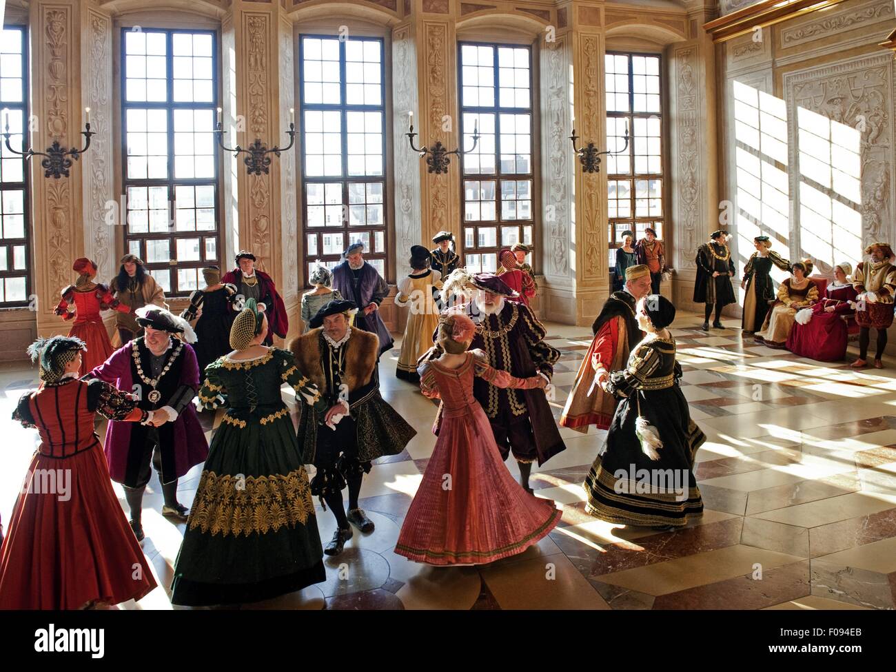 Les couples danser dans Golden Hall à l'Hôtel de Ville, Augsbourg, Bavière, Allemagne Banque D'Images