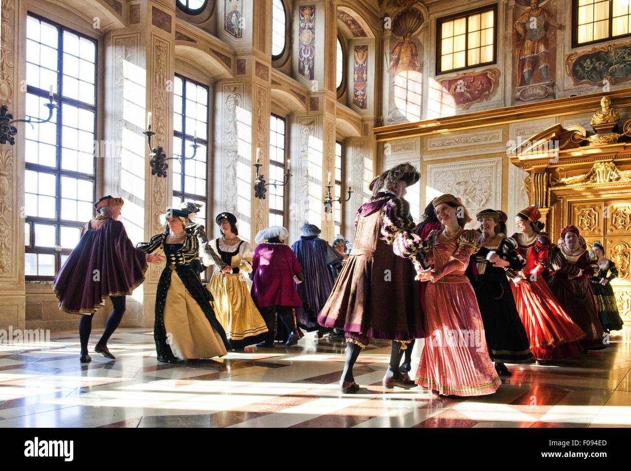 Les couples danser dans Golden Hall à l'Hôtel de Ville, Augsbourg, Bavière, Allemagne Banque D'Images