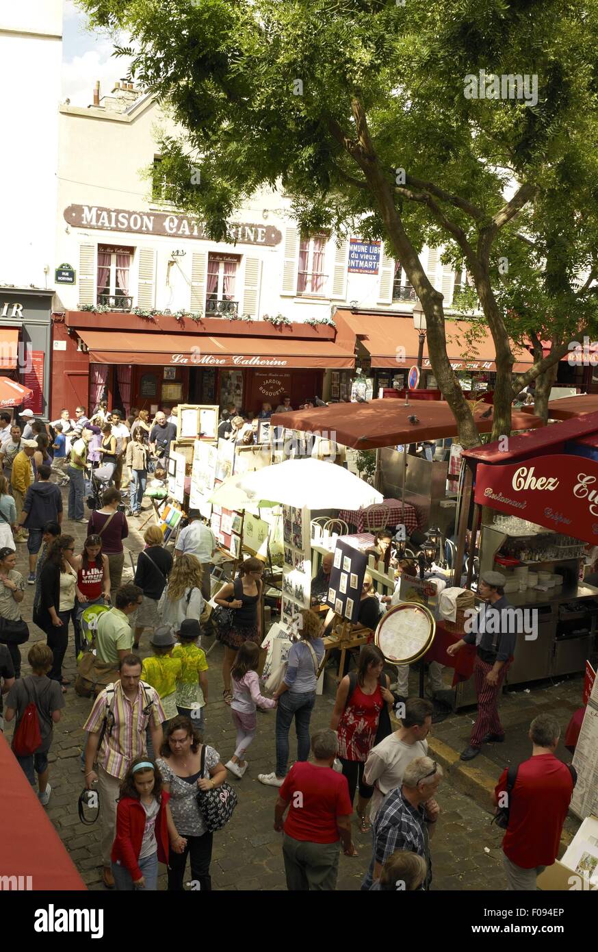 Les gens au marché dans Montmartre, Paris, France Banque D'Images