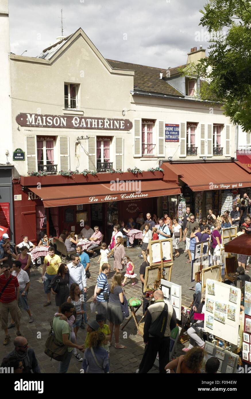 Les gens au marché dans Montmartre, Paris, France Banque D'Images