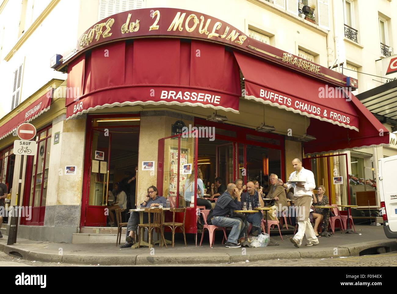 Les gens assis dehors Brasserie Café Montmartre à Paris, France Banque D'Images