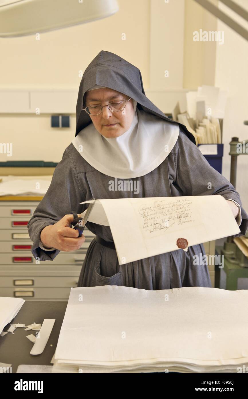 Coupe papier dans Nun'Abbaye Saint Hildegard, Rheingau, Rudesheim am Rhein, Allemagne Banque D'Images