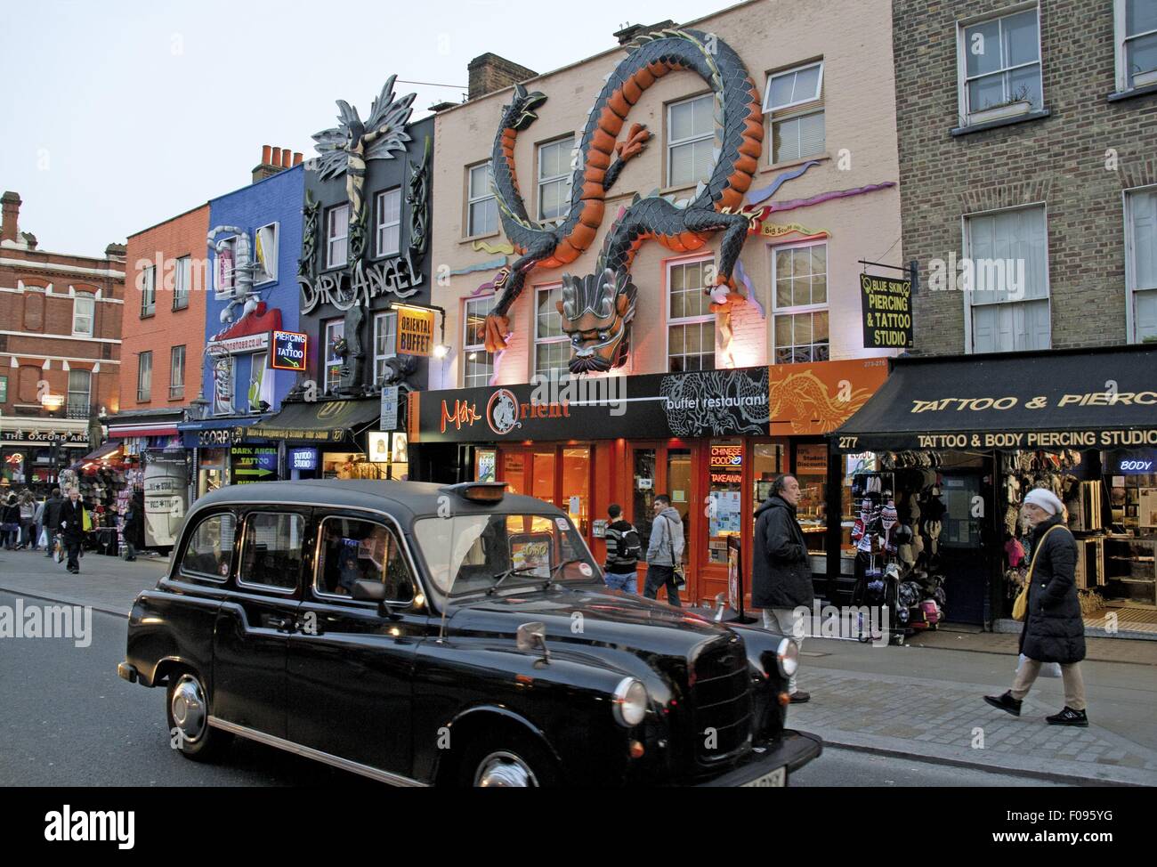 Black taxi cab sur High Street, Camden Town, London, UK Banque D'Images