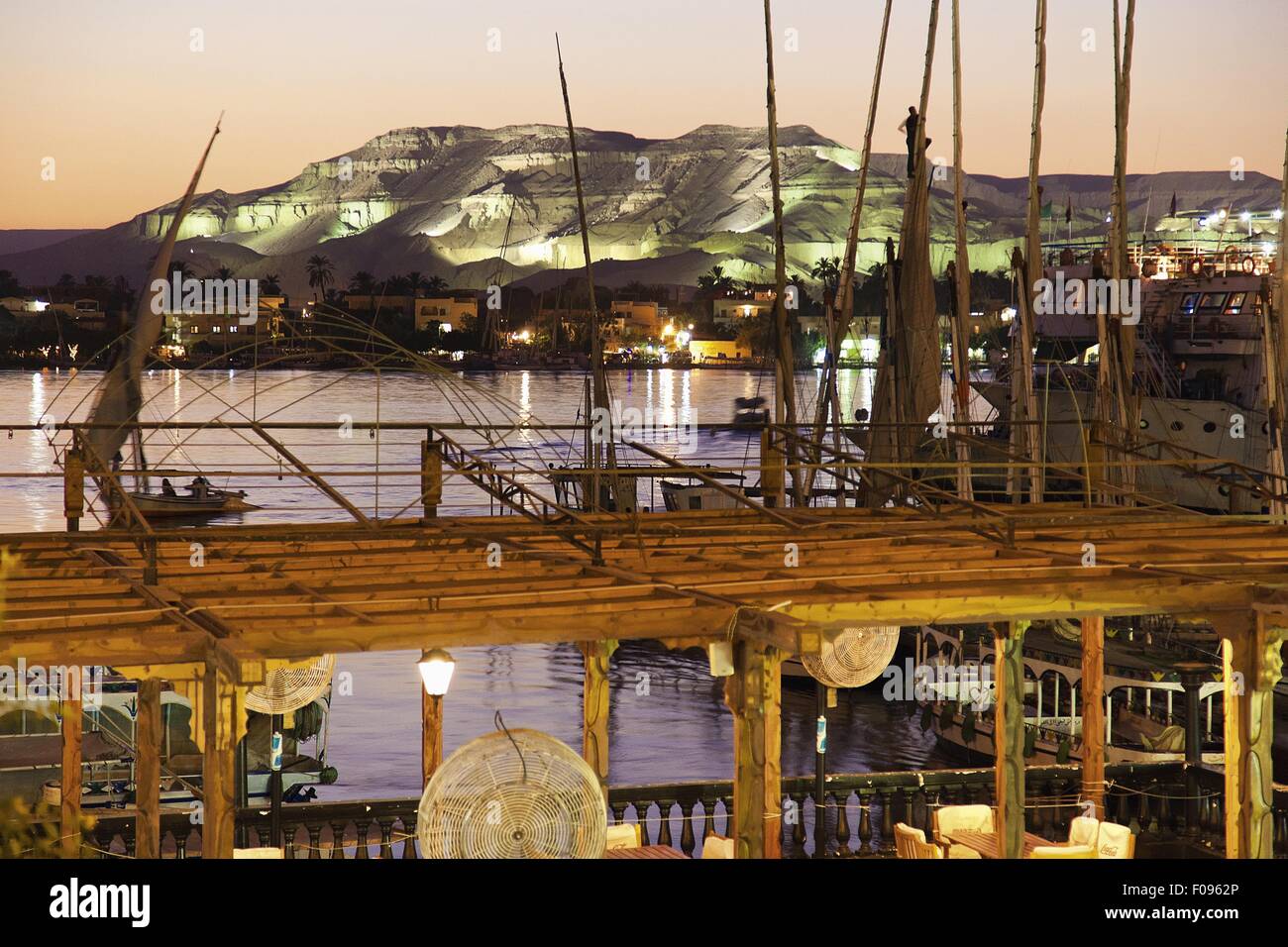 Avis de Nil, bateaux et vallée des Rois au crépuscule, Luxor, Egypte Banque D'Images