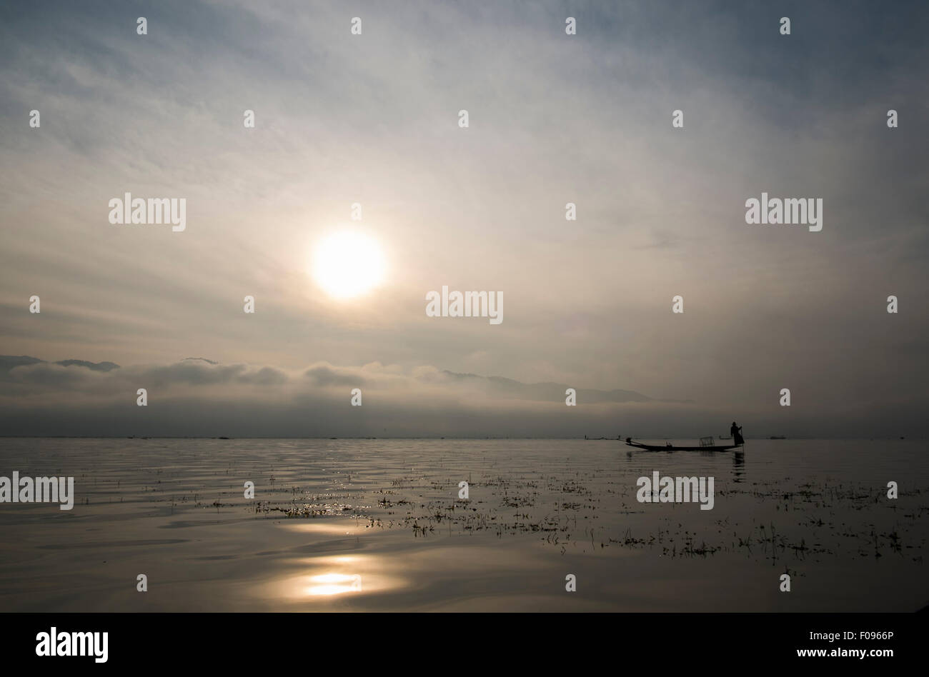 Le Lac Inle, Myanmar. Pêcheur au lever du soleil Banque D'Images