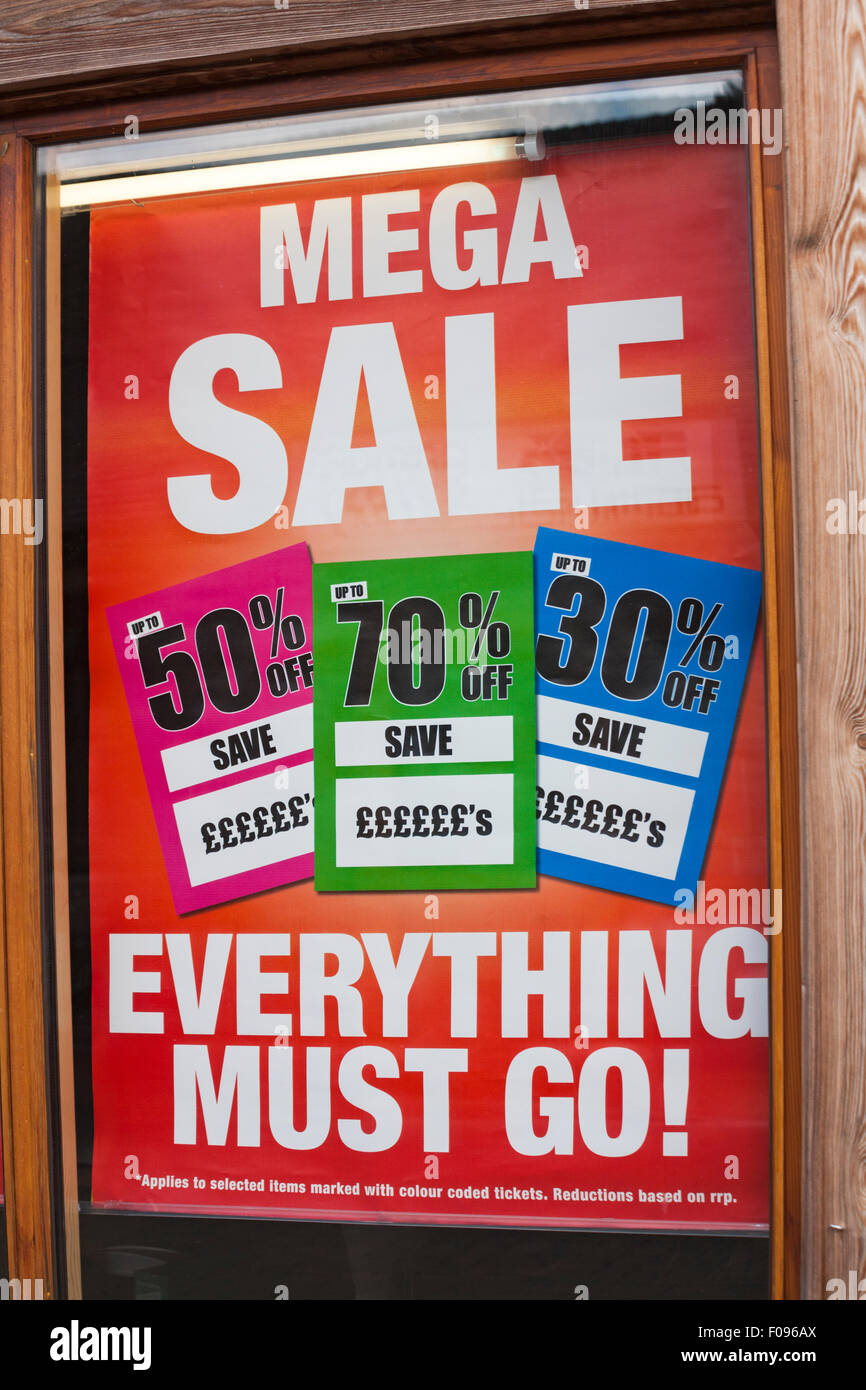 Mega Sale Everything Must Go signe offrant des réductions allant jusqu'à 30% 50% 70% et économisez ££££££ S dans la boutique à Trentham Shopping Village - vente bonnes affaires Banque D'Images
