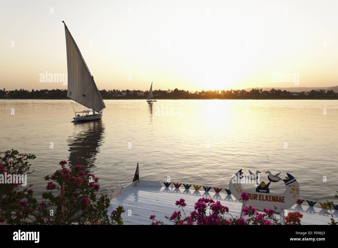 Les gens en felouque sur le Nil au crépuscule, Luxor, Egypte Banque D'Images