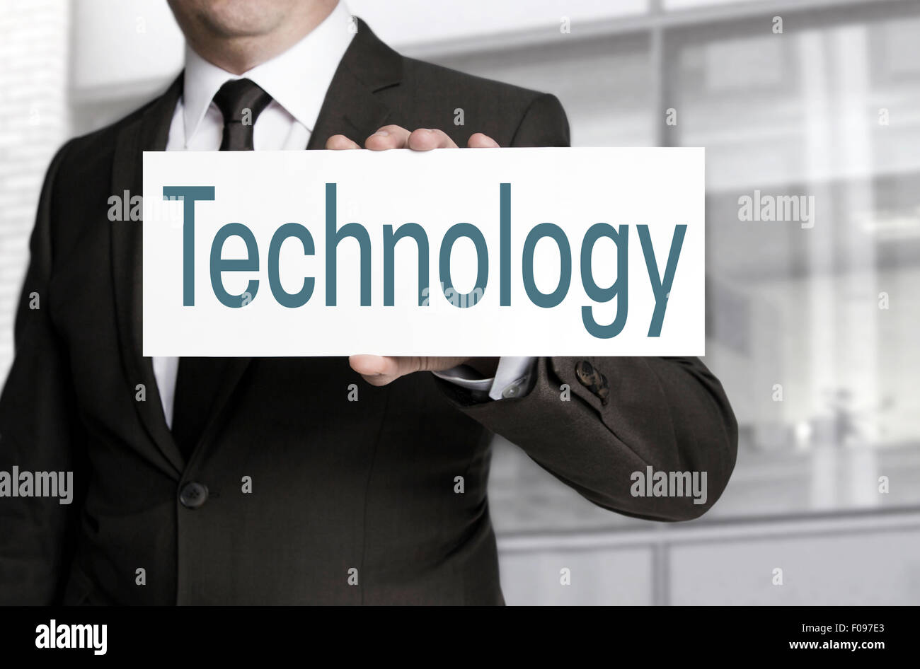 Signe de la technologie est tenu par l'homme d'affaires. Banque D'Images