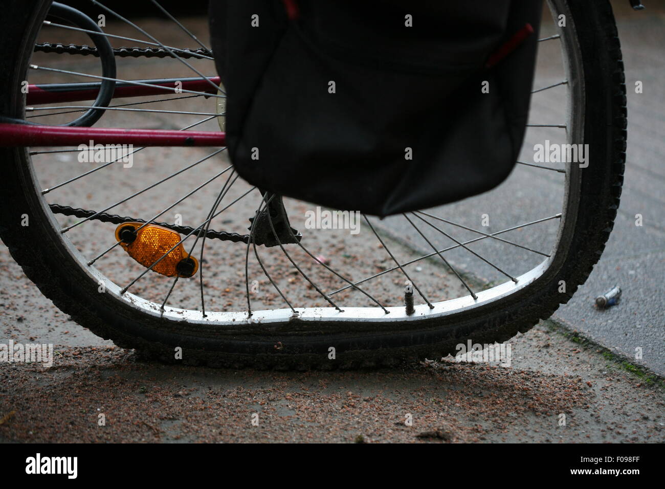 Roue de vélo drôle plat Banque de photographies et d'images à haute  résolution - Alamy
